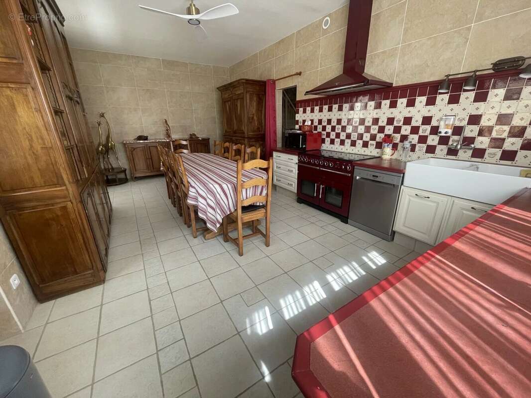 Maison en pierre rénovée avec dépendances de 270 m² - photo 3