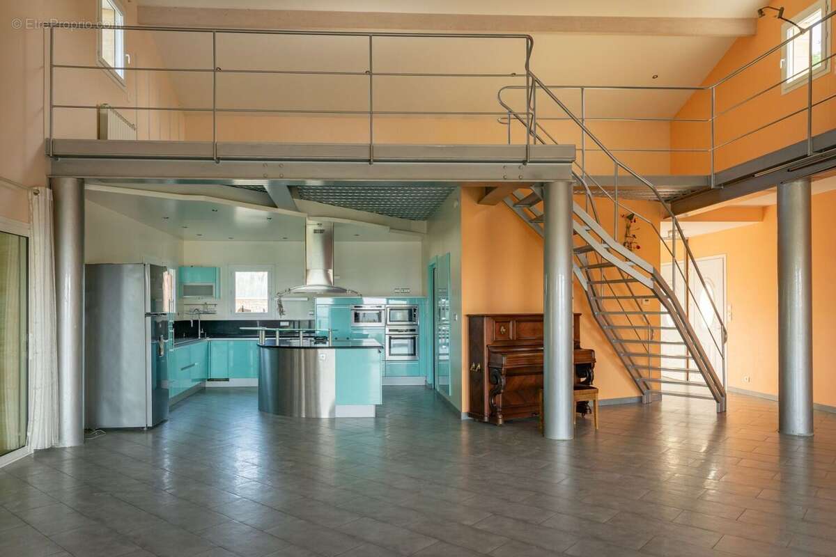 Demeure contemporaine, piscine intérieure, et terrain clos - photo 10