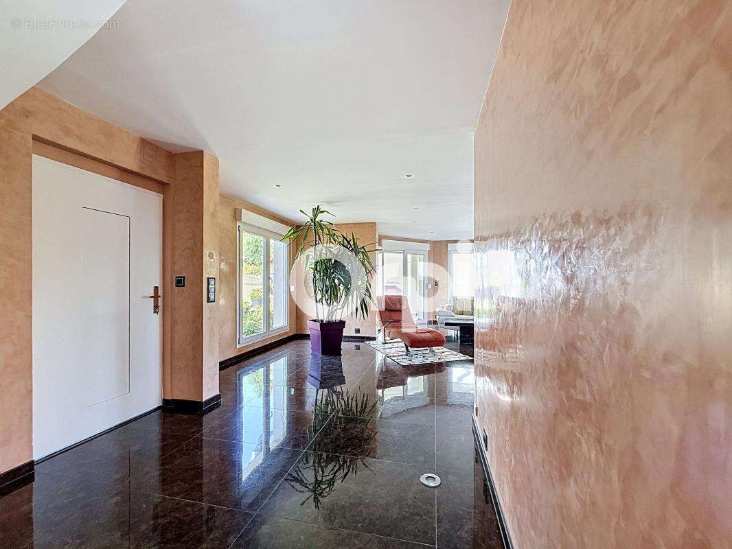 À vendre - Maison Familiale de 253m² avec appartement indépendant - 618 000€ FAI - photo 2