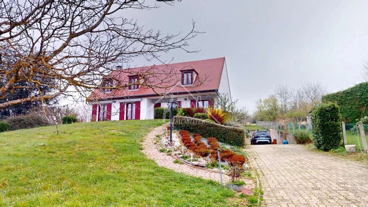 Maison à CREUZIER-LE-VIEUX