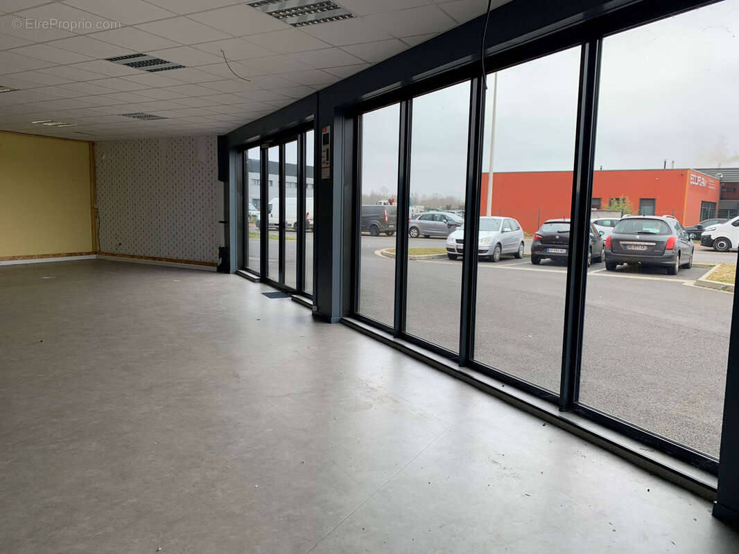 Local commercial avec parking - zone de leclerc - la ville aux dames - photo 2