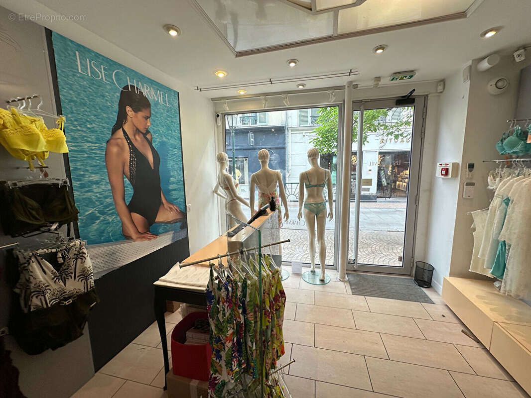 Mur - Local commercial Rueil-Malmaison / 44,43 m2 / Centre-ville - photo 2