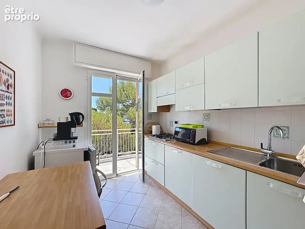 2 pièces  dernier étage avec parking et cave - vue mer - balcon et  toit terrasse - photo 11