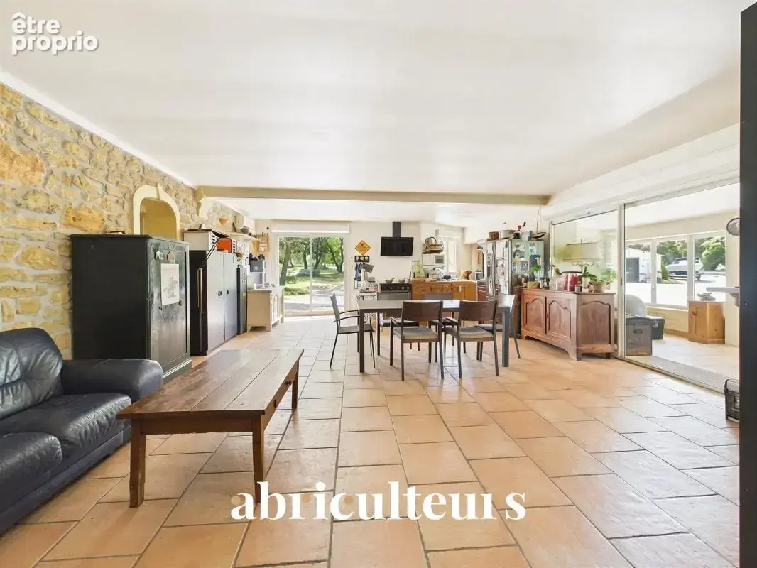 Maison familiale en pierre à vendre à Grans, sur un jardin arboré de 254 m² (13250) - photo 4