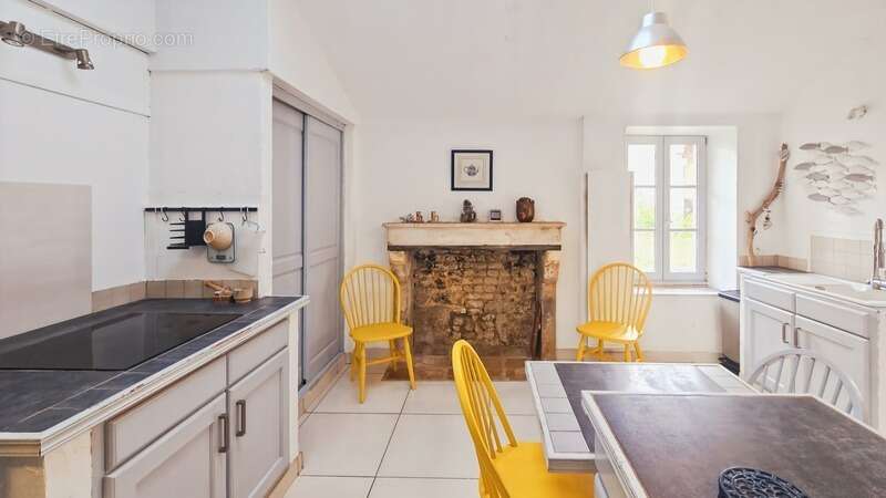 Maison de caractère à vendre 4 pièces VARAIZE (17) AVEC DEPENDANCES, GRANGES - photo 9