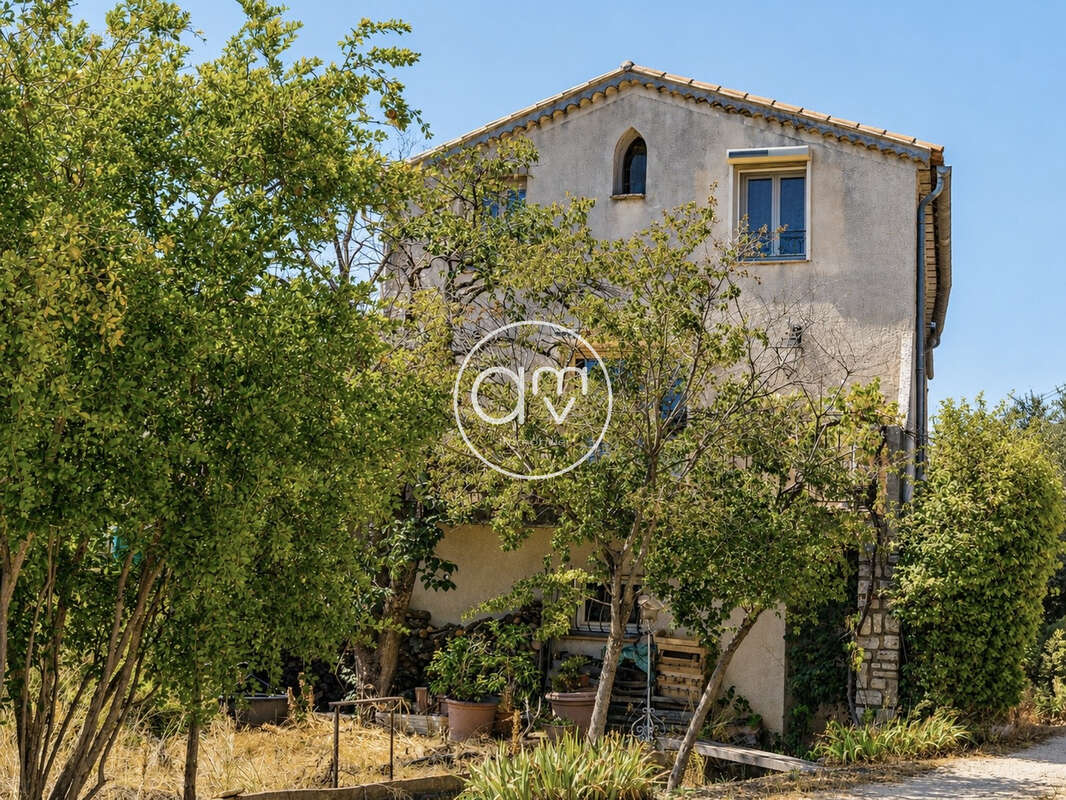 SOLLIES-PONT - Maison familiale de 160m2 avec jardin, terrasse, garage et stationnements - photo 17