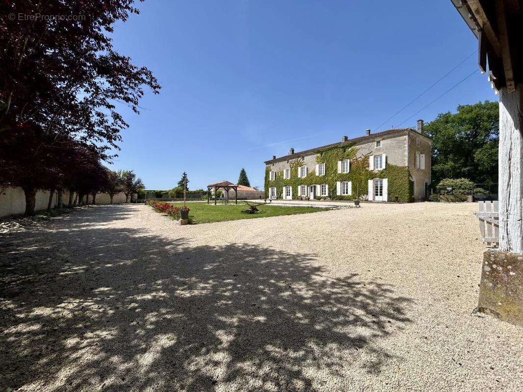 Maison à AIGRE