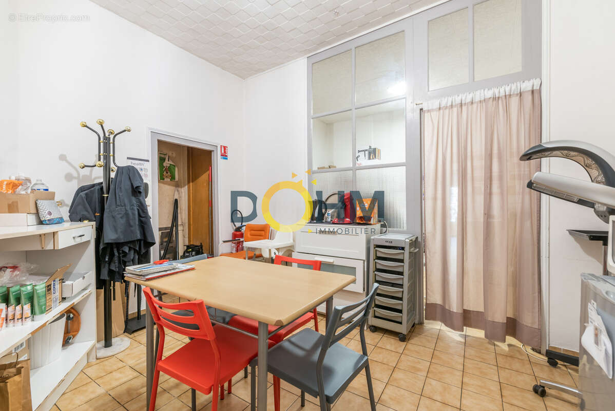 Commerce à AIGUILHE