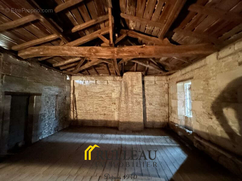 ANCIEN CORPS DE FERME: propriété de 1,7 hectares, maison en pierre avec 5 dépendances - photo 16