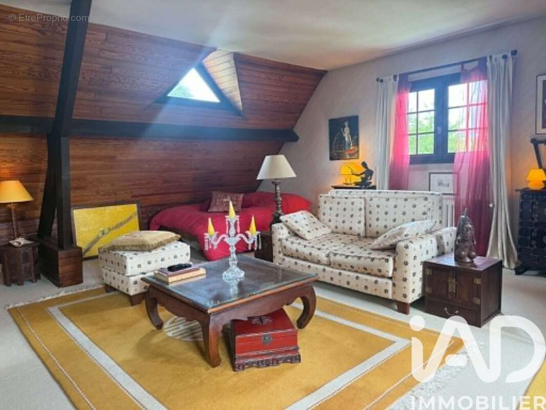 Maison 136 m² à Saint-Jean-De-La-Ruelle  - photo 9