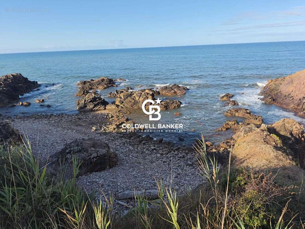 EXCLUSIVITÉ - Les Sables d'Olonne : Rare Terrain Face Mer de 2 300 m² avec Permis Purgé & Garages de 100 m² - photo 5