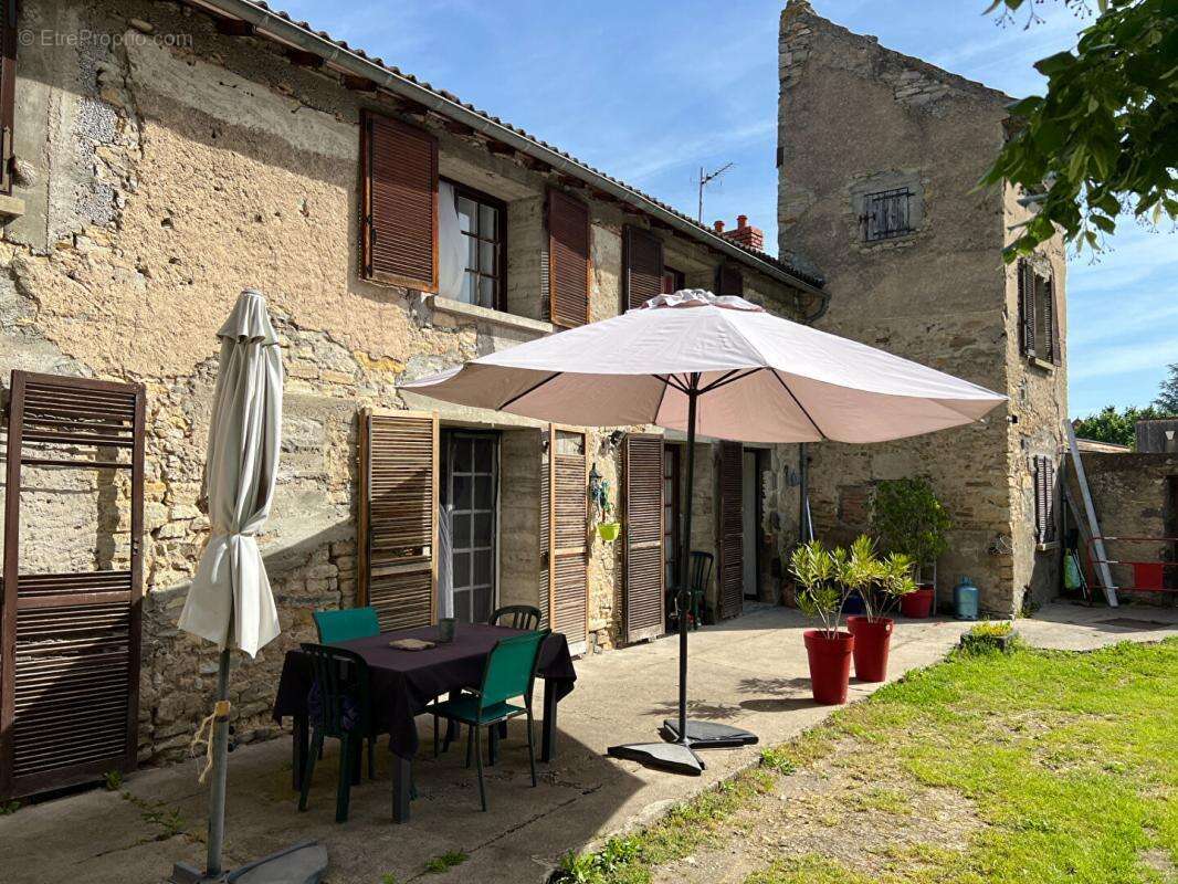 Corps de ferme avec grange et jardin clos -165 m² - Aubiat - Fort potentiel - photo 3