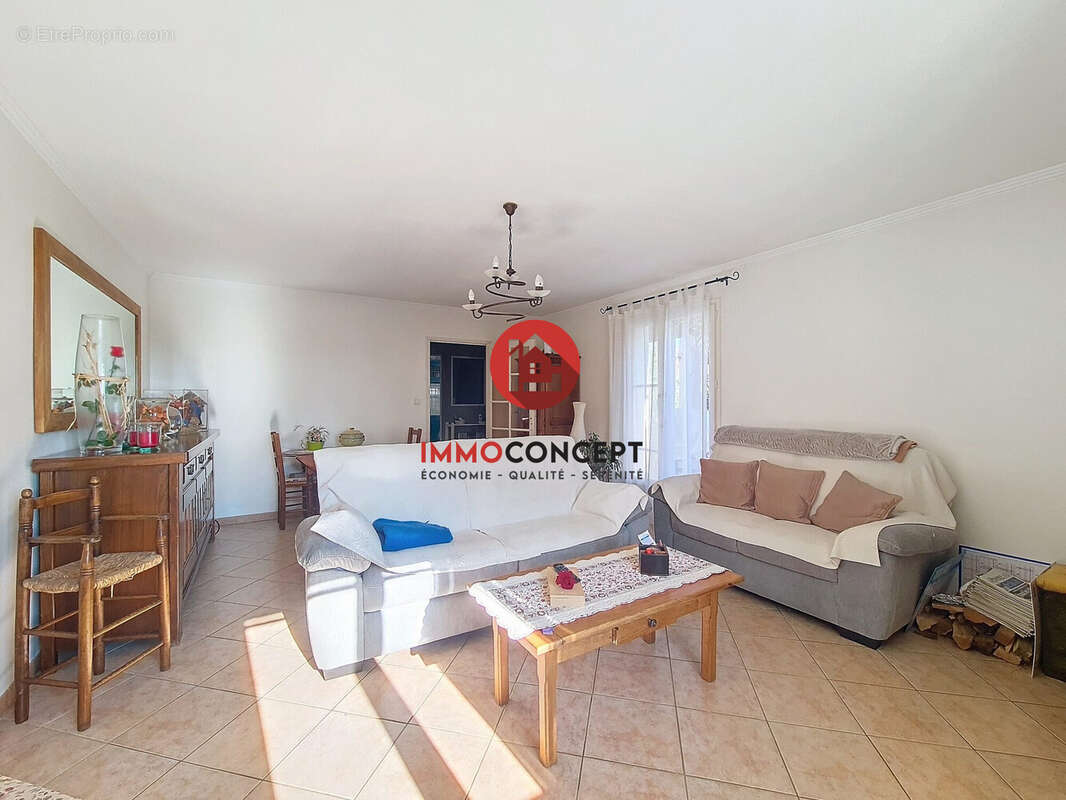 Maison à SAINT-LAURENT-DES-ARBRES