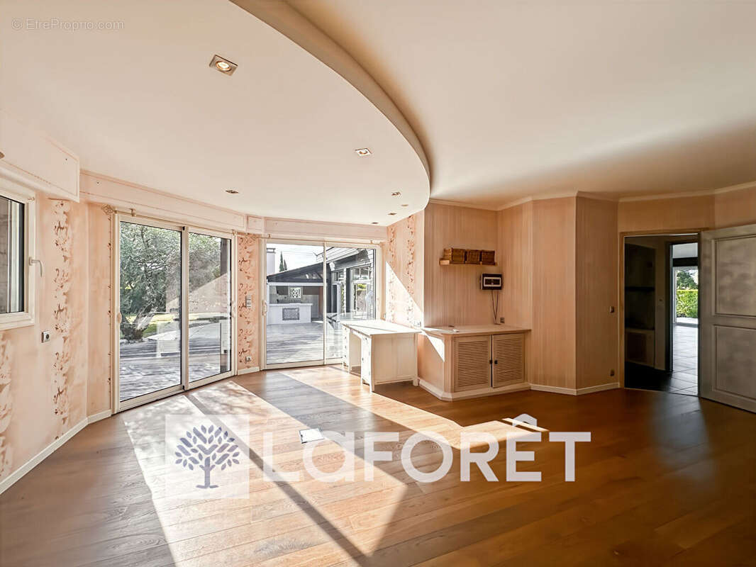 Villa d'architecte avec parc boisé, logement annexe et piscine intérieure en Charente-Maritime à 35 minutes de ROYAN (17200) et  - photo 8