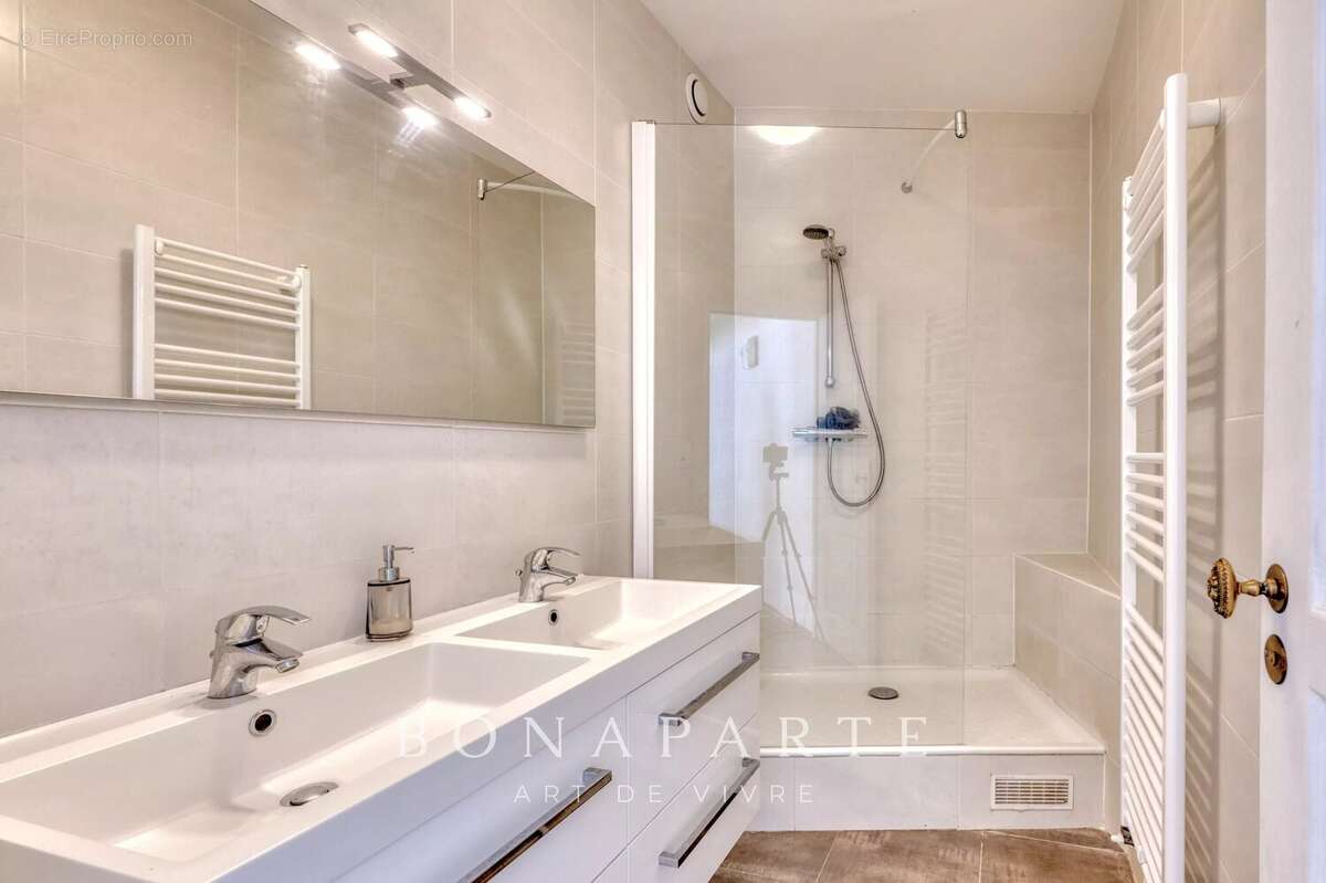 Appartement à PARIS-8E