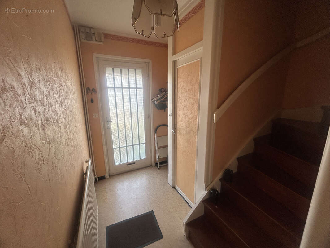 Maison des années 60 de style bel étage à rénover complétement, secteur calme et prisé !! - photo 2