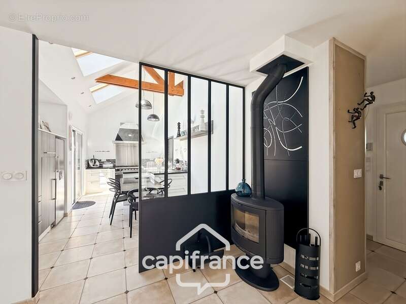 Maison contemporaine de plain-pied de 160 m² – 4 chambres – Véranda de 27 m² avec spa – Double garage – Carport – Noyal-Pontivy - photo 5