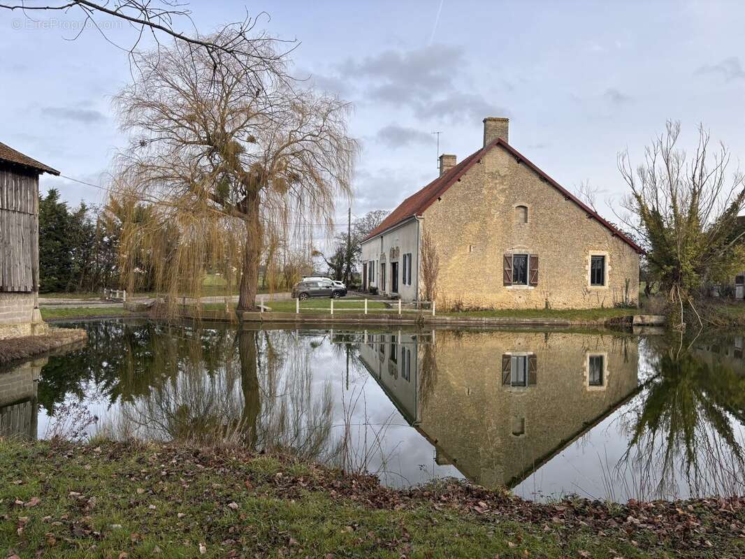Maison 270 m² à Beaumont-Sur-Sarthe  - photo 2