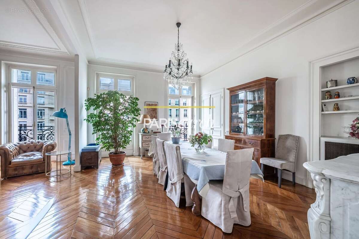 Appartement à PARIS-8E