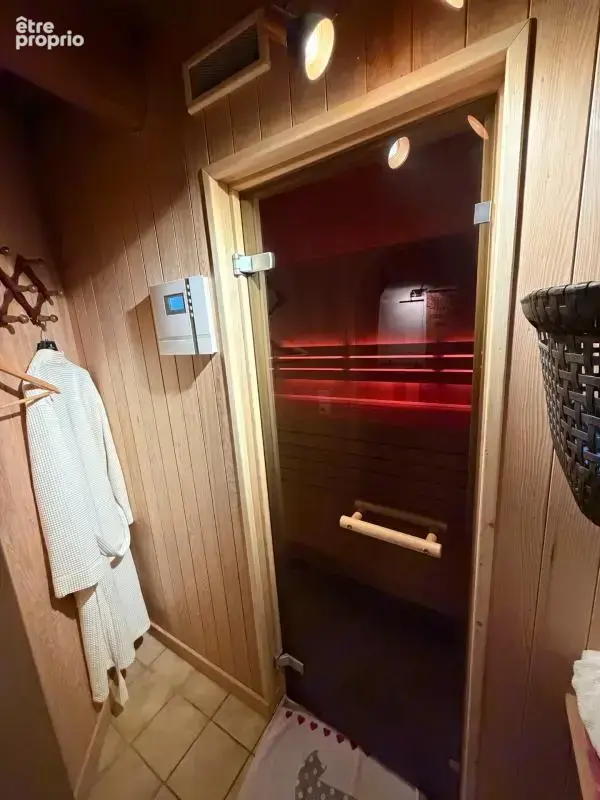 Maison de caractère mitoyenne avec beaux volumes, sauna, terrasse et jardin – Pexonne (54) - photo 5