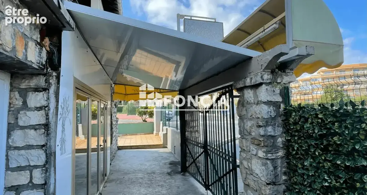 À VENDRE  À MANDELIEU – Grande maison familiale sur 3 niveaux – Environ 300 m² – Jardin  et Parking en centre-ville de Mandelieu - photo 4