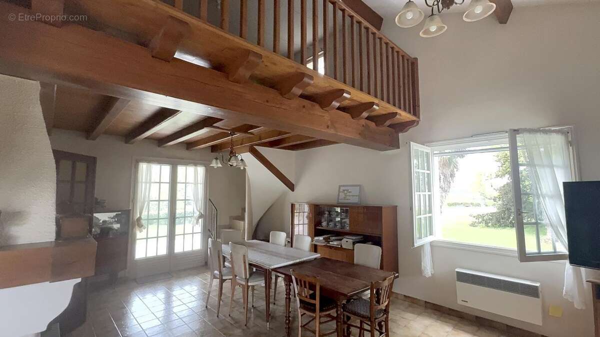 Maison à LES ADJOTS