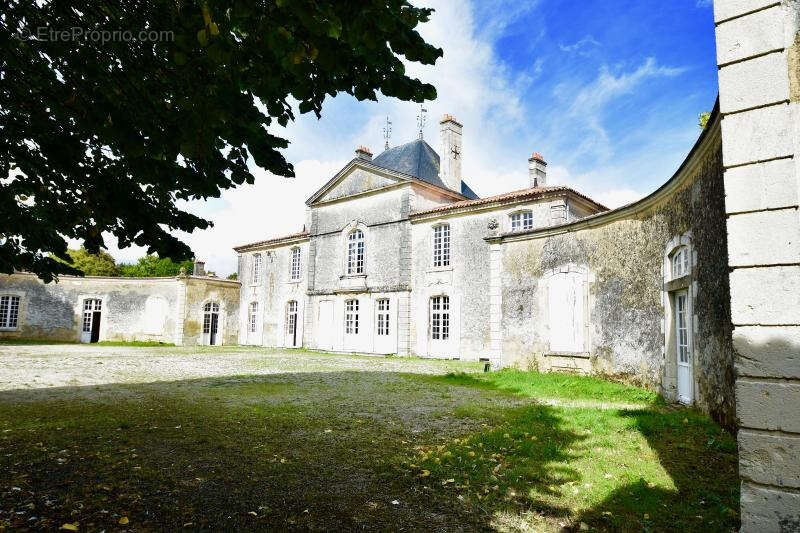 Maison à SAINT-JEAN-D'ANGELY