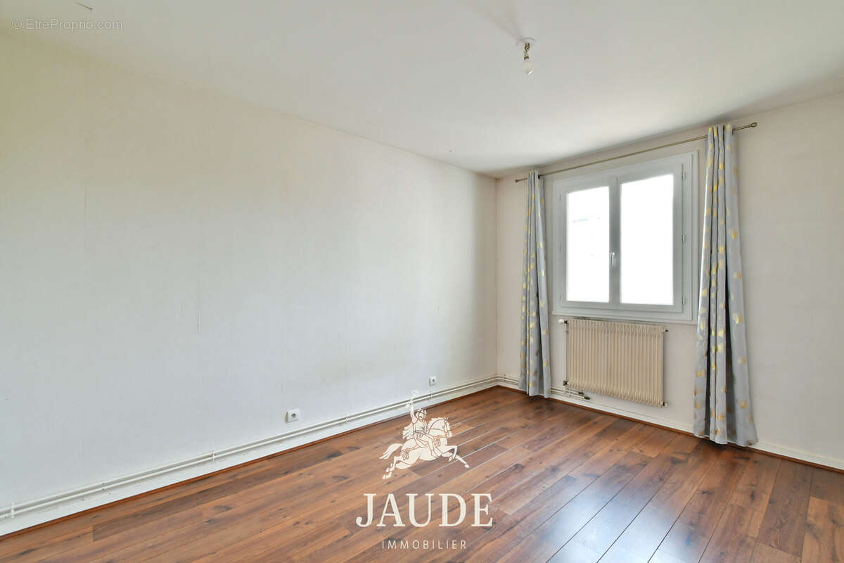 F3 traversant de 64m2 avec GARAGE et BALCON - Quartier Salins à Clermont-Ferrand - photo 9