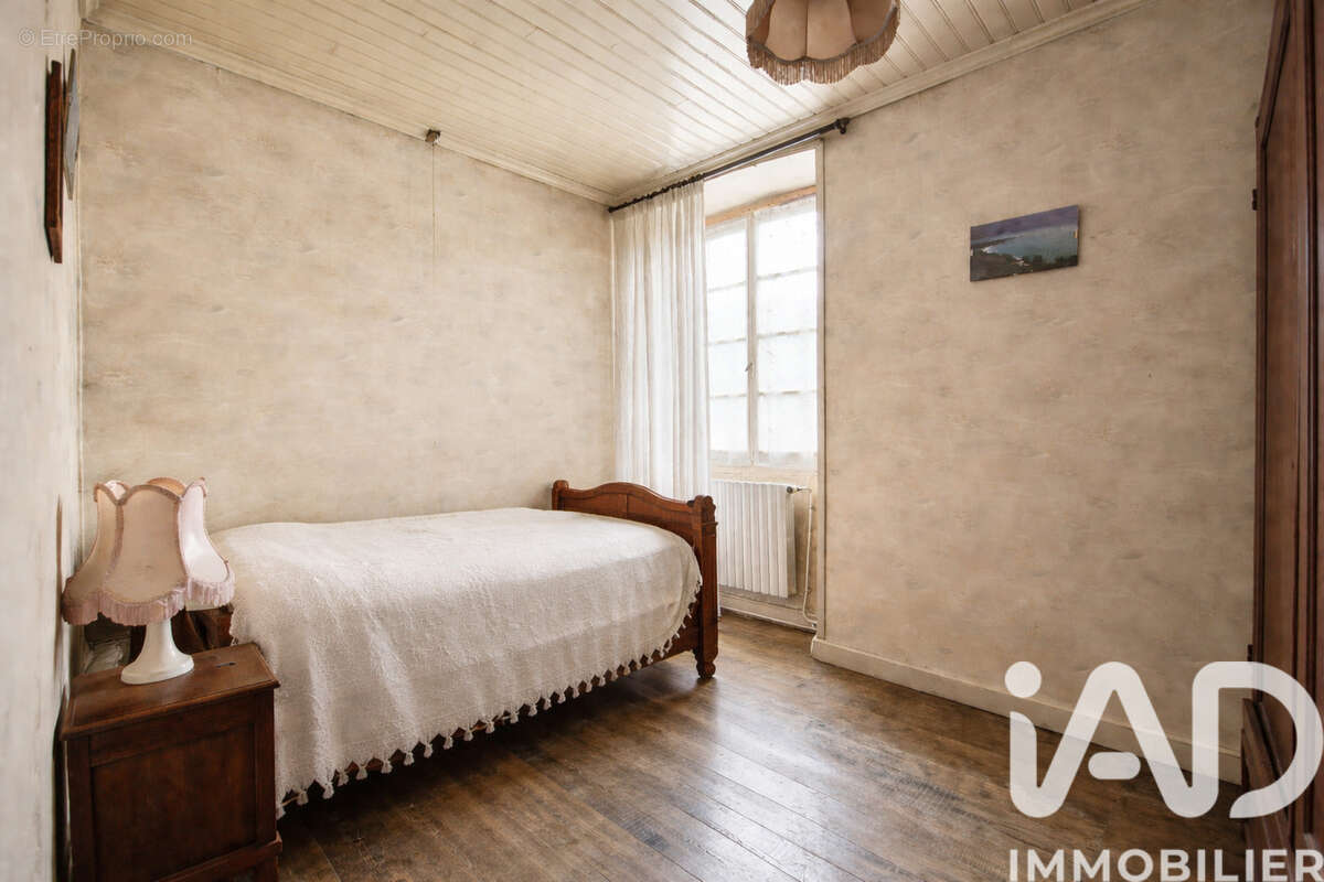 Maison 104 m² à Laval-De-Cere  - photo 8
