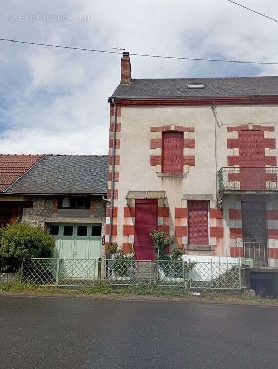 Maison à LE MAYET-DE-MONTAGNE