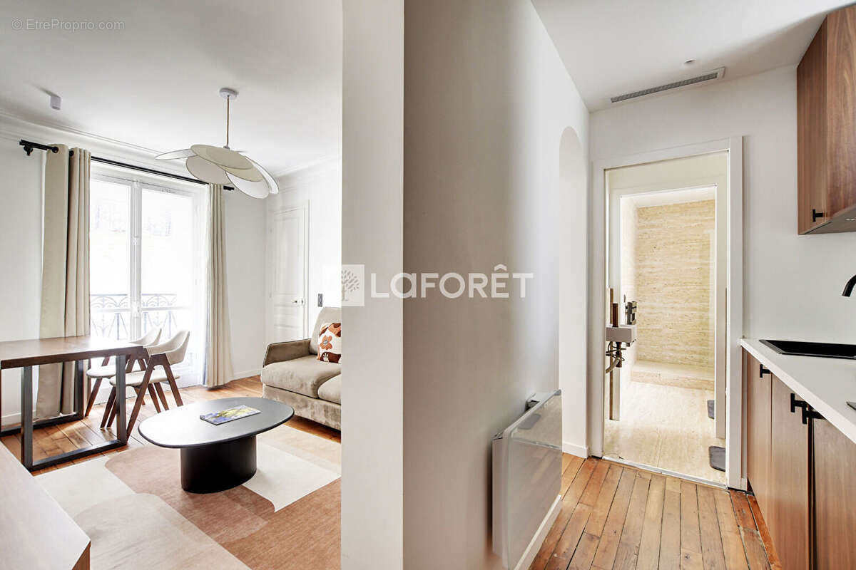 Superbe 2 pièces de 42 m² entièrement rénové, au pied du métro Vaugirard, immeuble ancien ! - photo 10