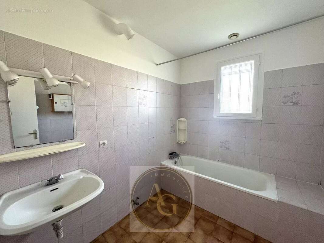 Maison à VILLENEUVE-LA-COMPTAL