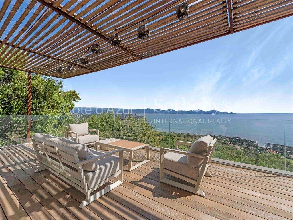 Villa de luxe aux Issambres avec vue mer panoramique et piscine à débordement - photo 15