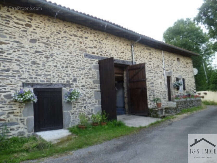 Maison à CHERVES-CHATELARS