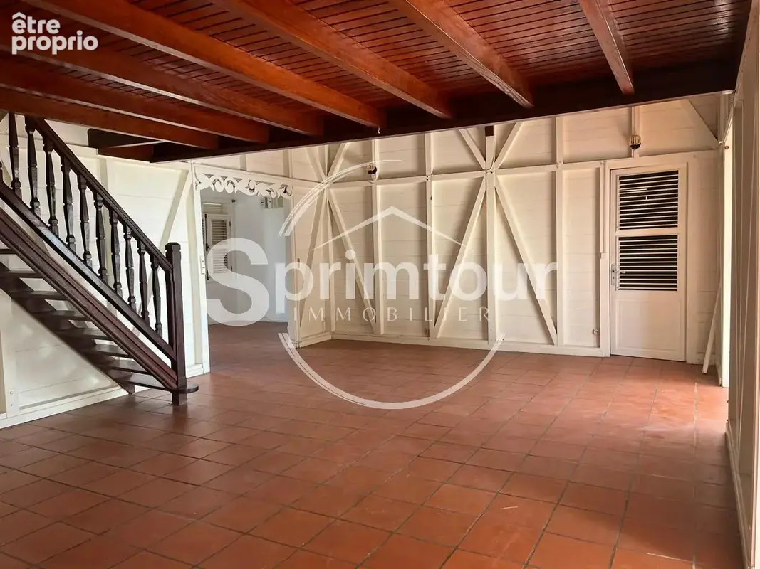 SAINT-CLAUDE-Villa T4 avec jardin, terrasse vue mer et studio indépendant + double garage - photo 8