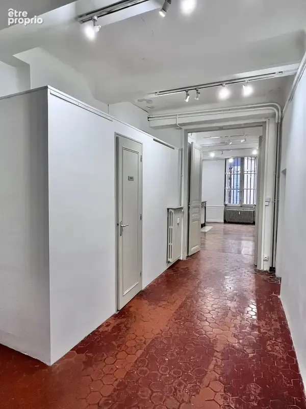 Aix en Provence, Prêcheurs, Local professionnel de 70m2 en RDC sur rue. Beaucoup de charme, Deux entrées indép - photo 3