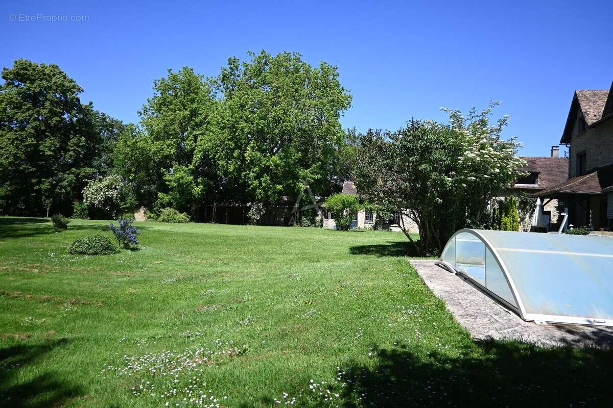 Maison à MENILLES