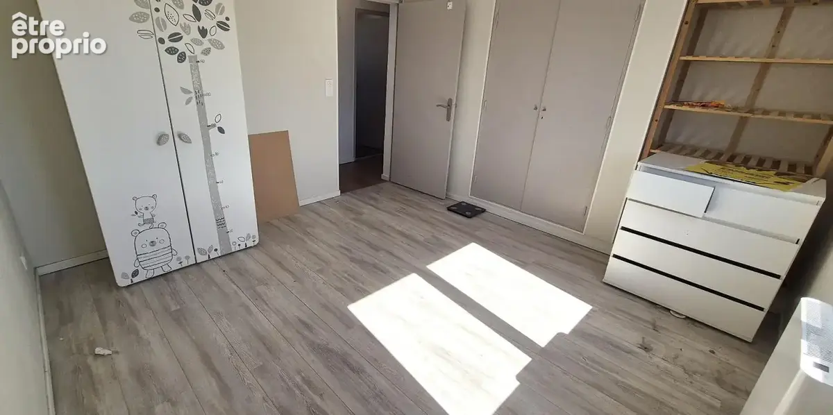 Belle Maison sur Sous-sol de 88 m² Rénovée avec Cours, Cave, Buanderie, Garage de 24 m² et un Terrain clos et entretenu de 329 m - photo 11
