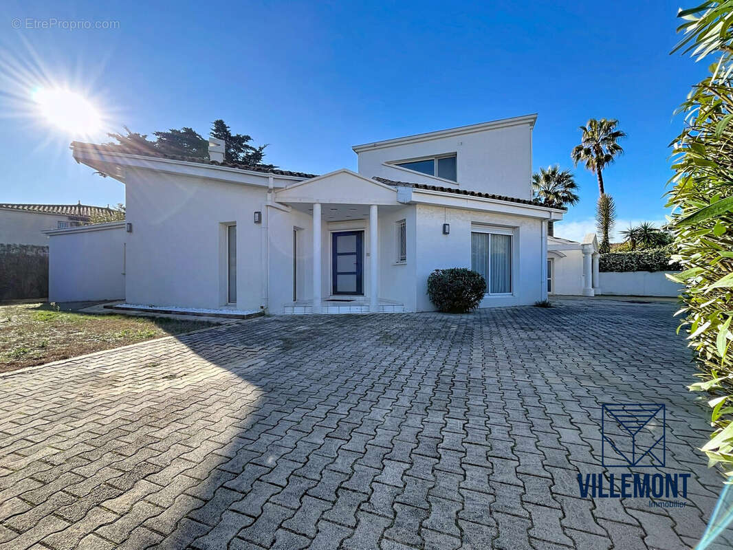 Façade entrée villa  - Maison à PEROLS