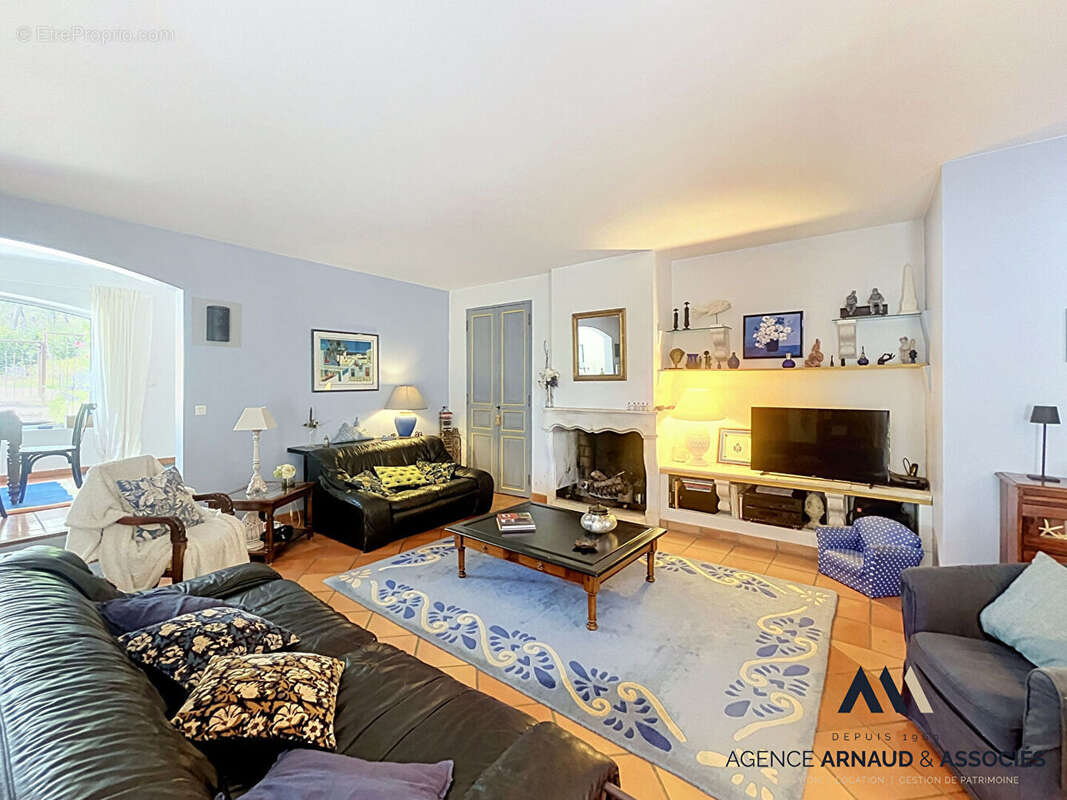 Belle propriété familiale avec piscine sur vaste terrain arboré - photo 6