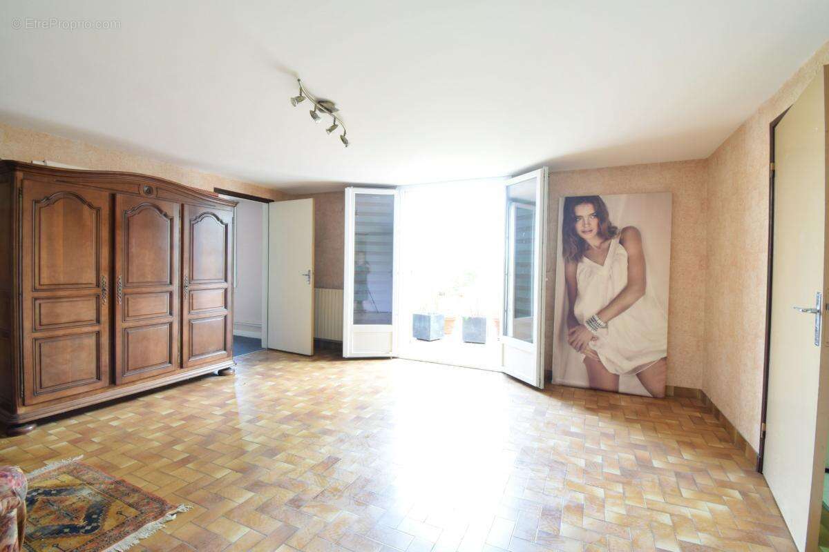 *** exclusivite *** maison familiale avec piscine jardin et double garage  *** st-georges-sur-allier 63800 *** - photo 11