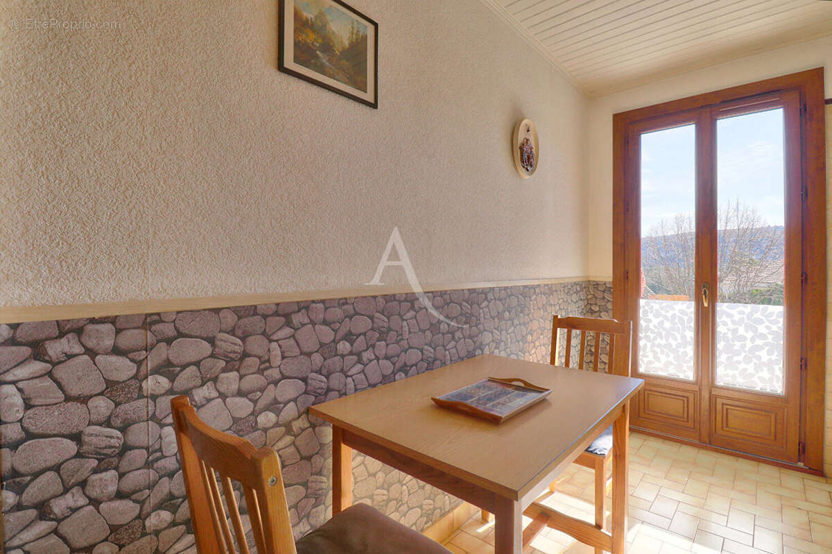 Appartement à GREOUX-LES-BAINS