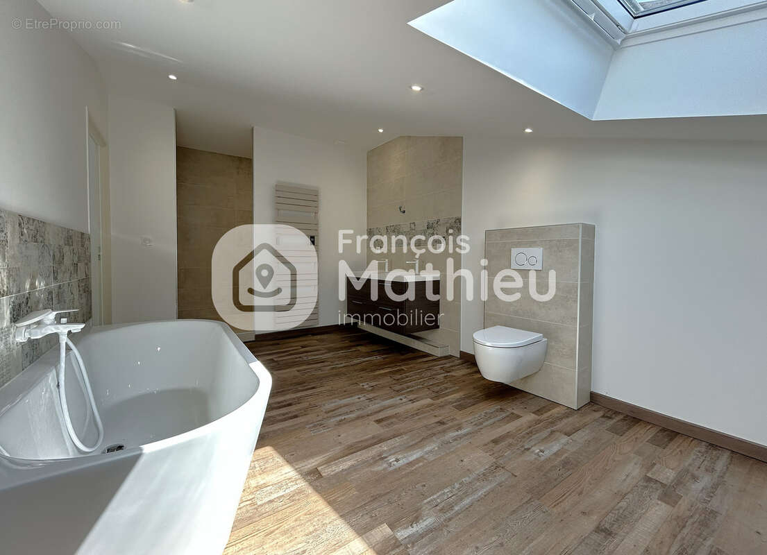 Châtillon-sur-Chalaronne - Appartement de standing T6 d'environ 196m2 (245m2 au sol) en plein centre. - photo 13