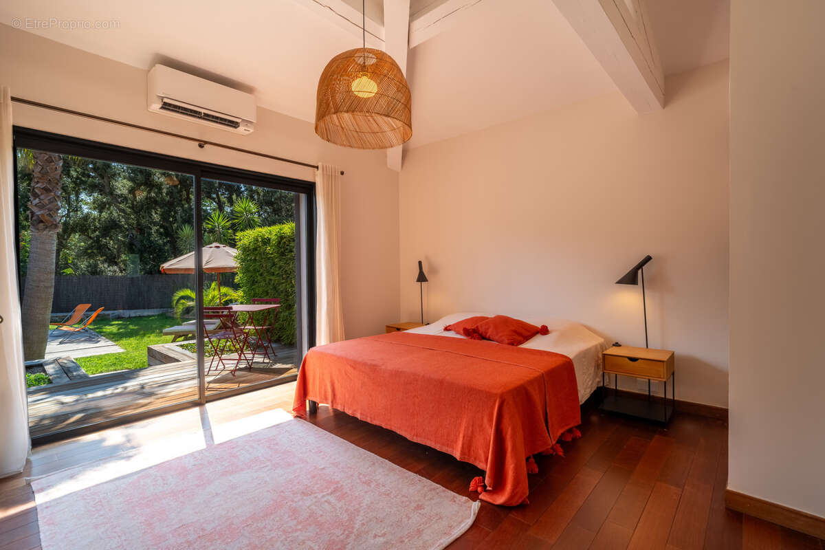 Villa d'architecte : élégance contemporaine et prestations de qualité au cœur d'une résidence privée - photo 9