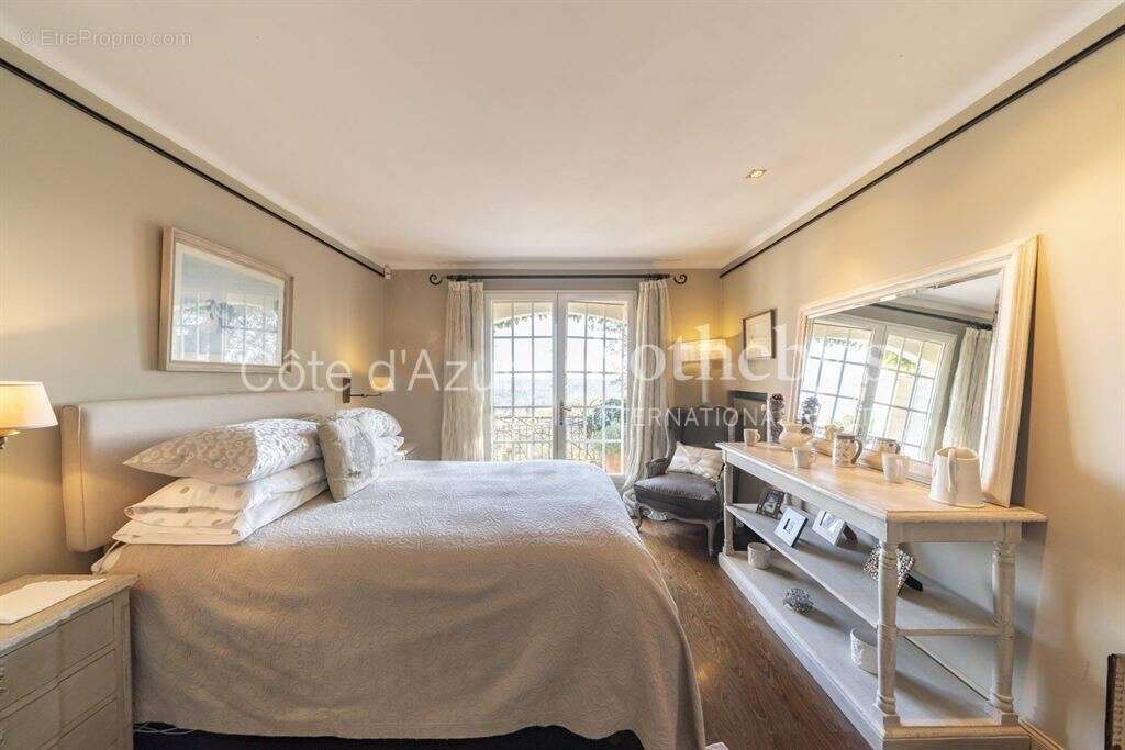 Maison à CHATEAUNEUF-GRASSE