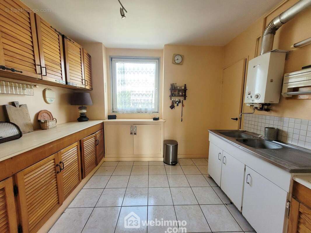 Cuisine indépendante (10m²) avec cellier (au fond à droite)