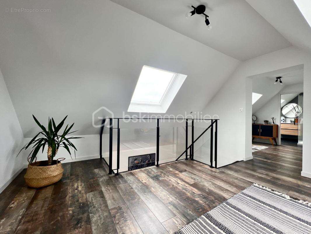Maison 3 chambres + appartements + hangars et jardins clos et arboré - photo 4