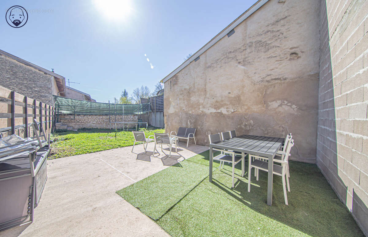 Maison de village avec terrasse et garages - photo 13