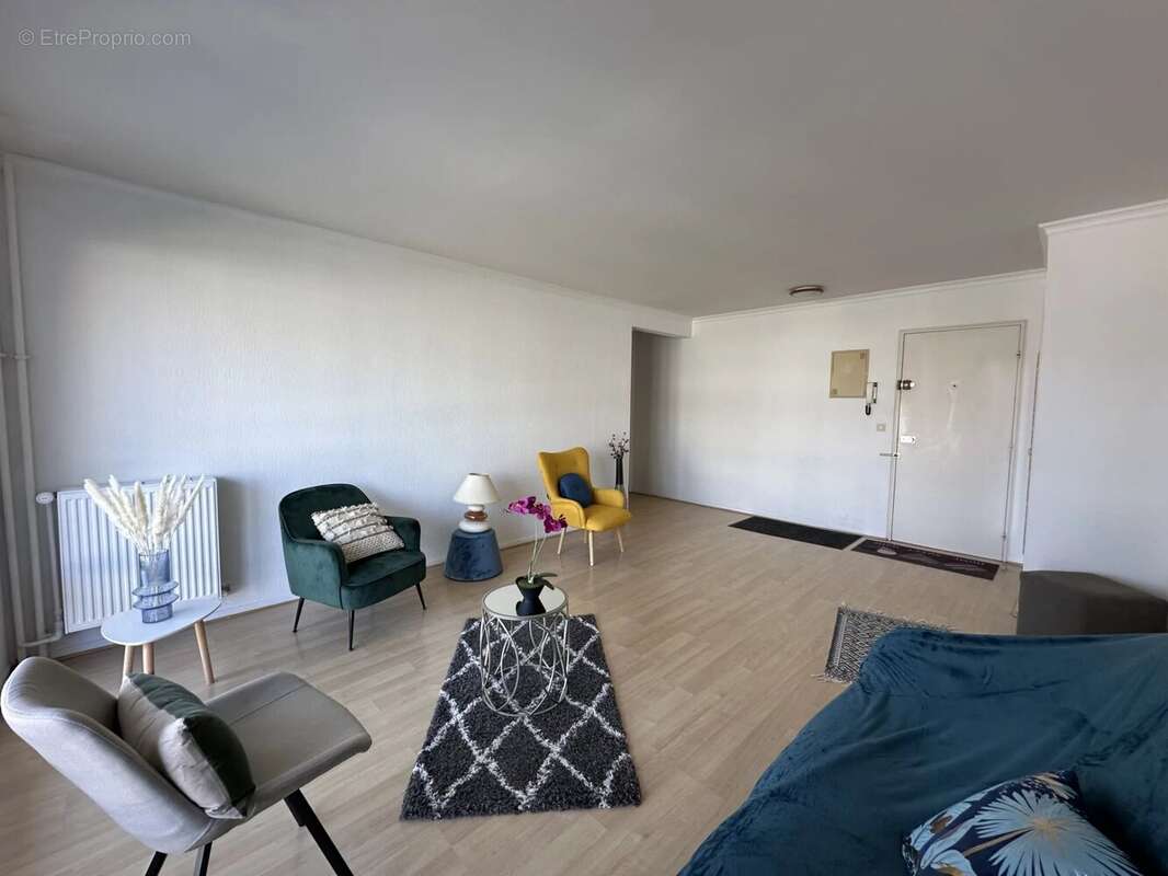 Appartement à LE MESNIL-SAINT-DENIS
