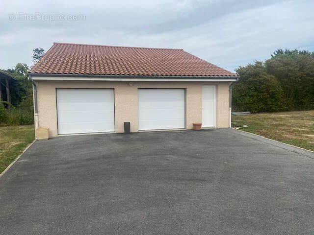 Très belle maison de plain-pied avec garage et double garage sur beau terrain de 2700 M2 - photo 2